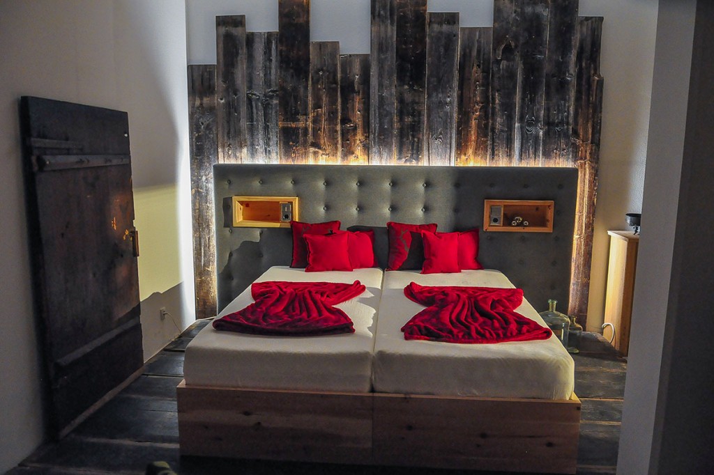 Boxspringbett aus Zirbe - Zirbenbett - Tischlerei Salzburg - Österreich